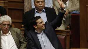 Alesix Tsipras, gaur goizaldean, Greziako Parlamentuan, bozketaren emaitza ezagutu ondoren. EFE. 
