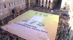 Pankarta erraldoia zabaldu dute Bartzelonako Sant Jaume plazan