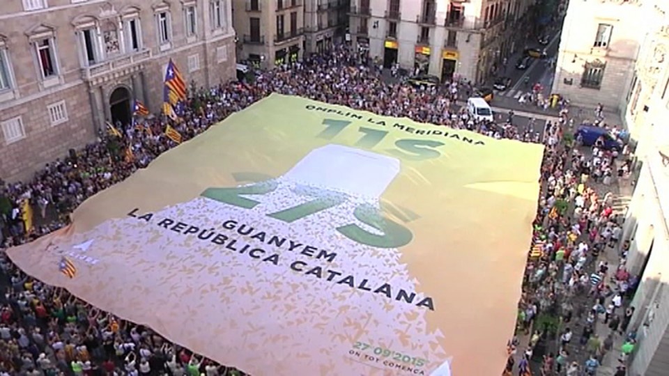 Despliegan una pancarta gigante en la plaza Sant Jaume de Barcelona