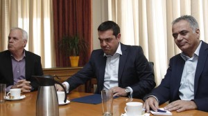 Alexis Tsipras, bere Gobernuko bi ministroren artean. Argazkia: EFE.