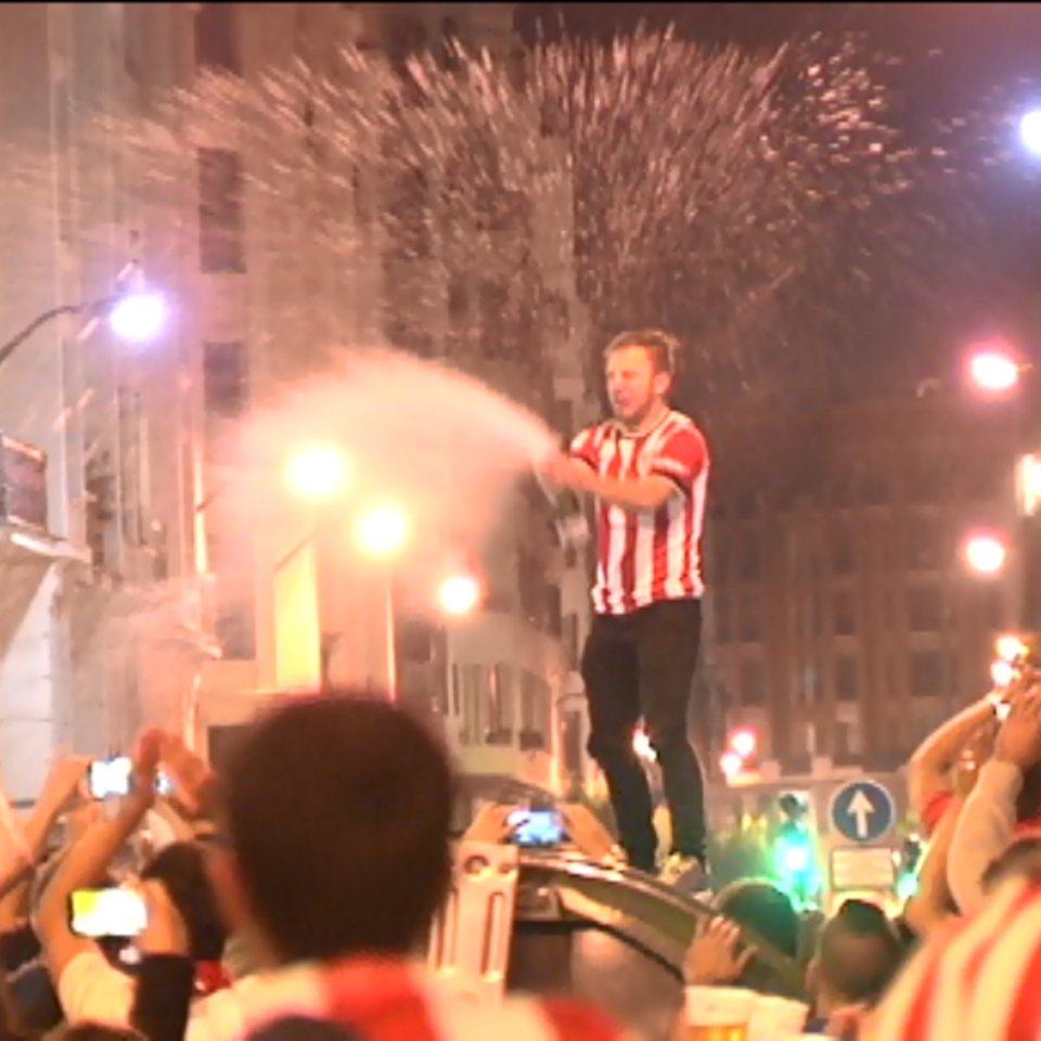 Mucha alegría y emoción por las calles de Bilbao tras la victoria del Athletic. Foto: EiTB