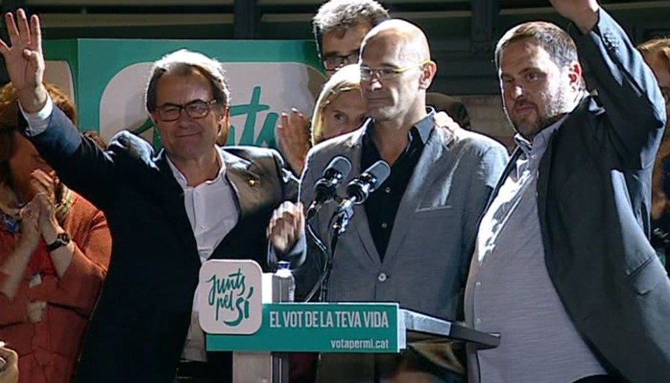 Artur Mas, Raul Romeva eta Oriol Junqueras hauteskunde gaueko agerraldian. Argazkia: EiTB