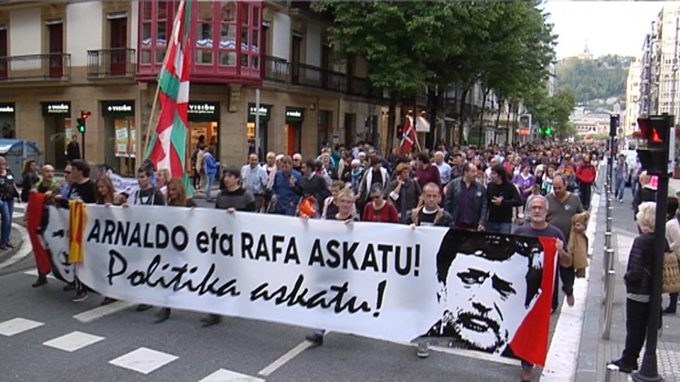 "Arnaldo eta Rafa askatu! Politika askatu!" lelopean egin da manifestazioa. Argazkia: EITB