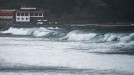 Grandes olas en Zarautz. Foto: Lorentxo Portularrume.