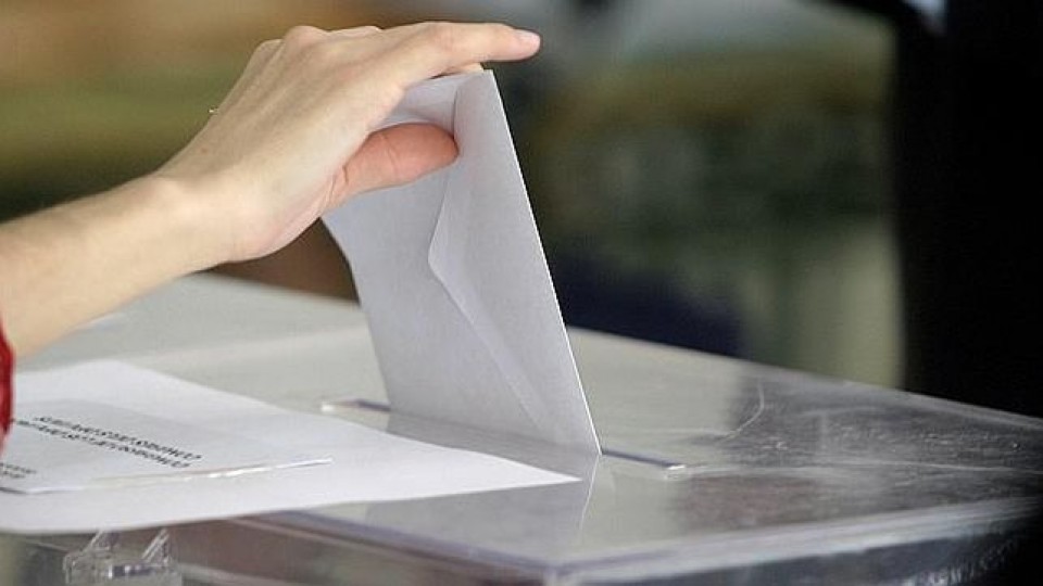 Un votante deposita su voto en la urna.