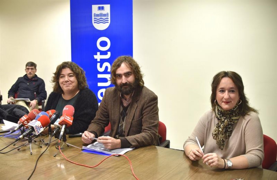 Los investigadores del Deustobarómetro María Silvestre, Braulio Gómez e Irache Aristegui. Foto: EFE