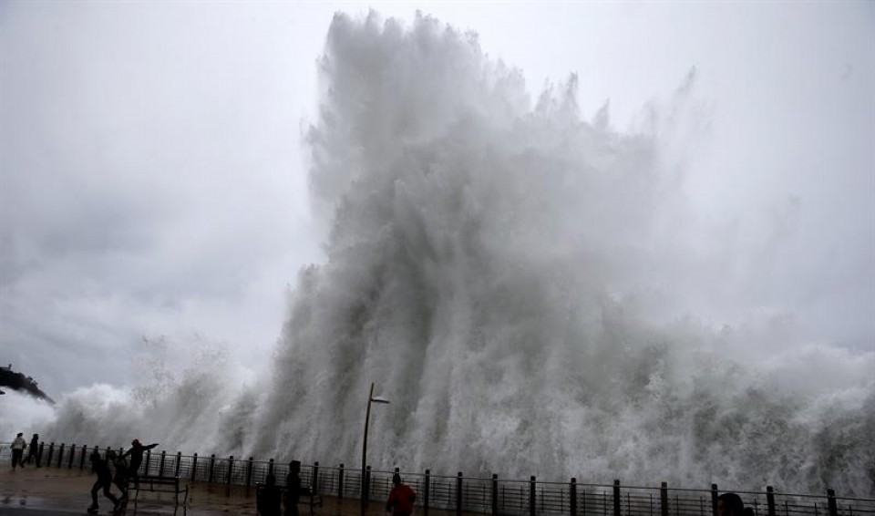 Grandes olas en la costa vasca. Foto: EFE