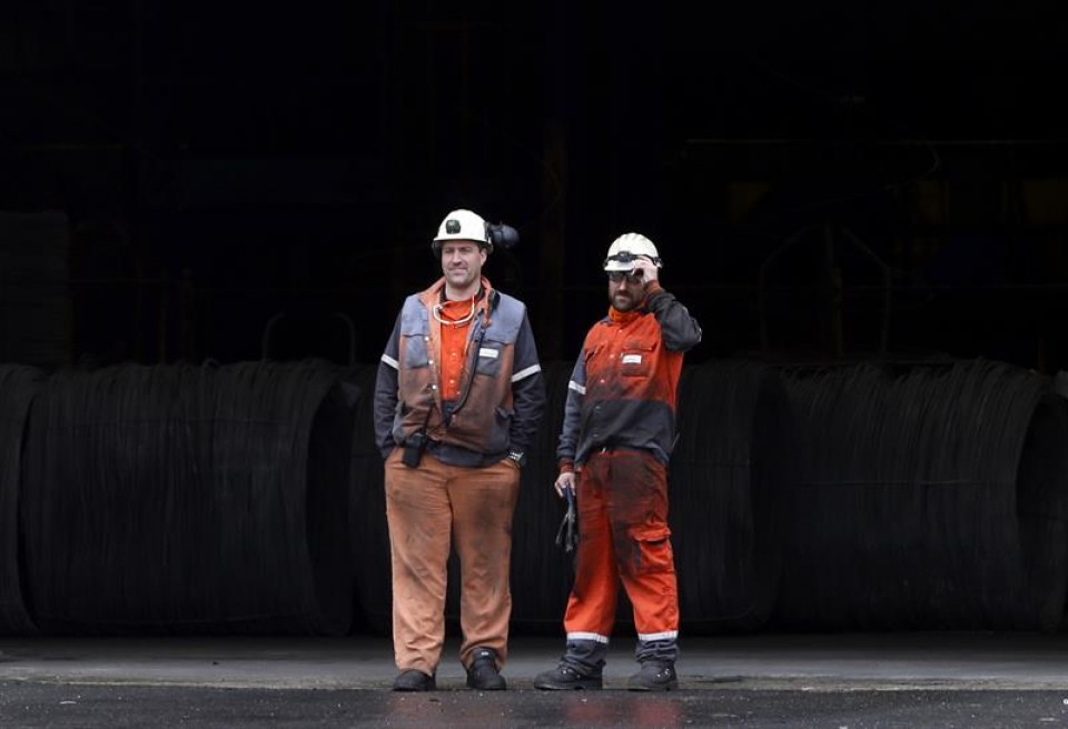 Dos trabajadores de Arcelor en la planta de Zumarraga. Foto: EFE