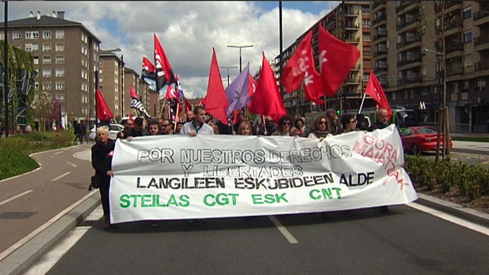Manifestación de STEILAS, CGT, ESK y CNT en Vitoria-Gasteiz. Foto: EITB