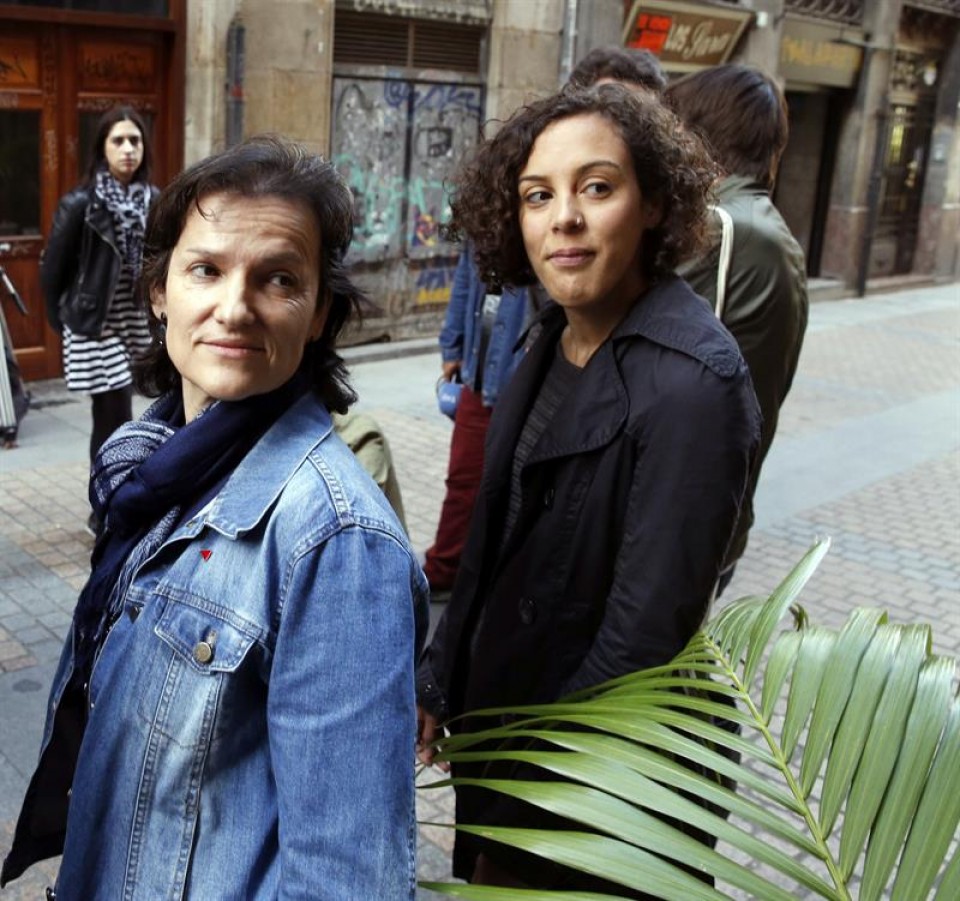 Isabel Salud, a la izquierda, junto a Nagua Alba, de Podemos Euskadi. Foto: EFE.