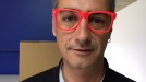 El candidato de EH Bildu de Bizkaia, Oskar Matute, se pone las gafas por las infancias invisibles. Foto: @EHBilduBizkaia