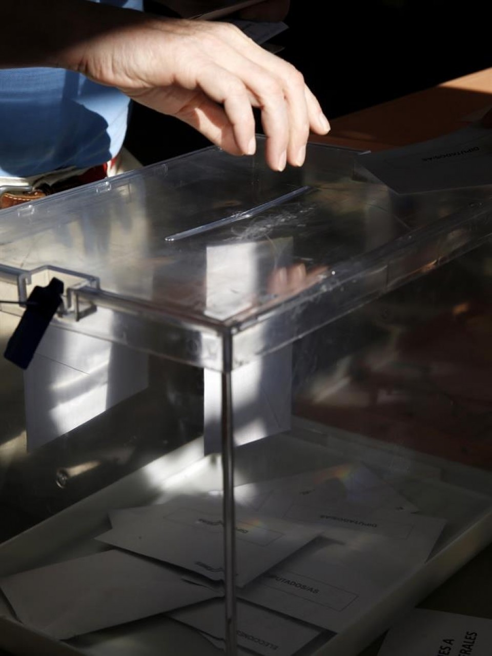 Casi 2.500 urnas están preparadas para las elecciones del 25S. Foto: EFE.