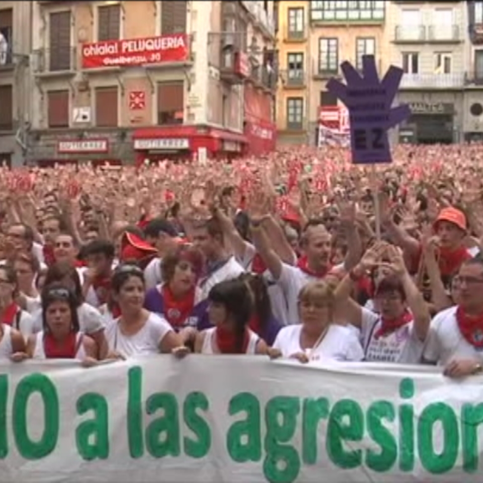 Multitudinaria concentración de repulsa contra la agresión de Pamplona
