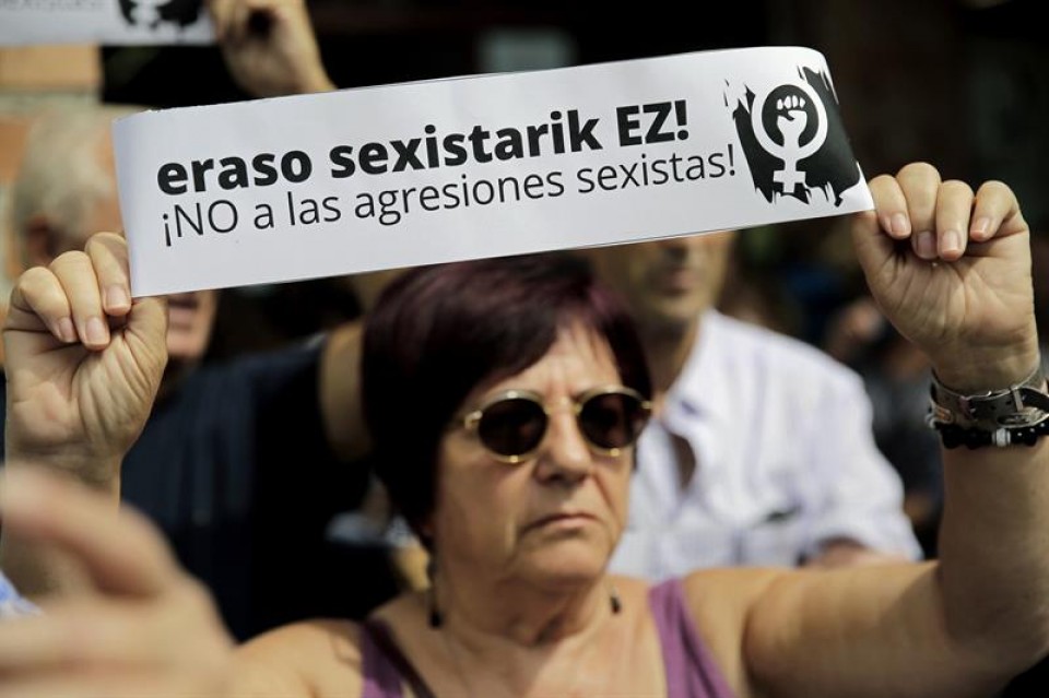 Una imagen de archivo de una concentración de repulsa por las agresiones sexistas. Foto: EFE