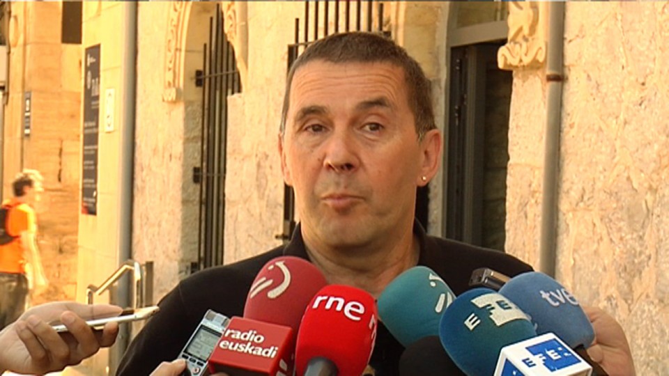 Arnaldo Otegi en declaraciones a los medios a las puertas del cementerio de Polloe. Foto: EiTB