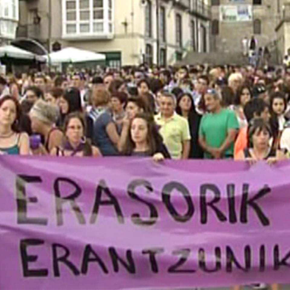 Concentración en Vitoria-Gasteiz contra las agresiones machista. EiTB