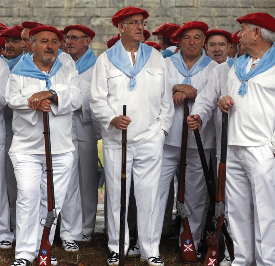 Miembros del alarde tradicional. Foto: EFE