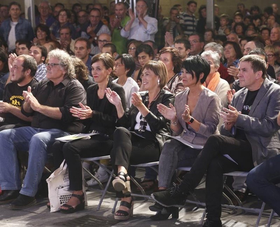 Las candidatas de EH Bildu en el acto de cierre de campaña celebrado en San Sebastián. Foto: EFE 