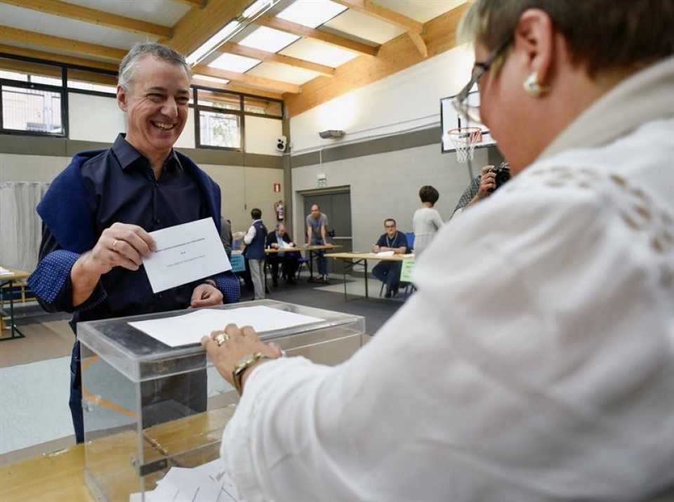 Iñigo Urkullu votando en las elecciones autonómicas del 25 de septiembre de 2016. Foto: EFE