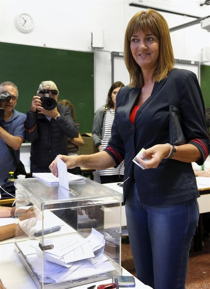 Idoia Mendia la candidata a lehendakari del PSE ha votado en Bilbao. Foto: EFE