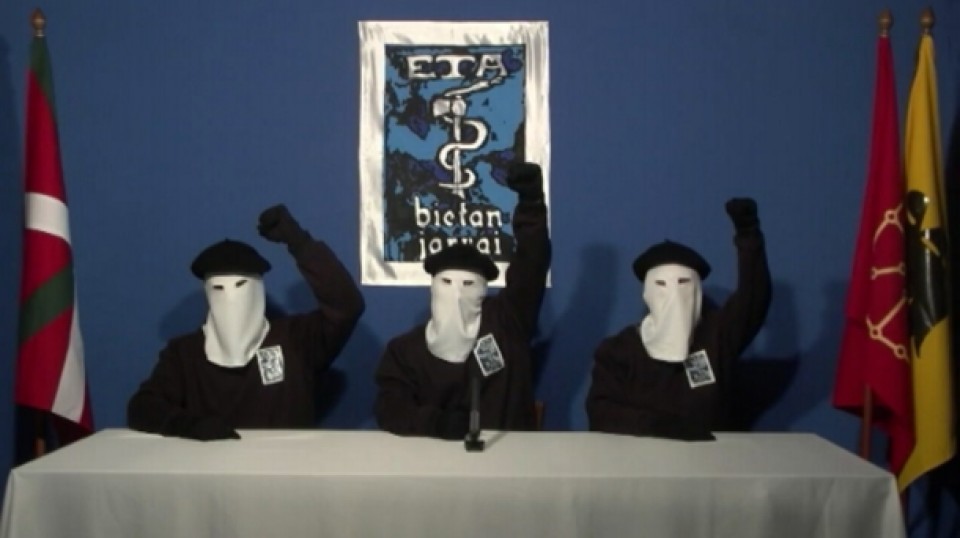 Los portavoces de ETA tras el comunicado del cese definitivo de la violencia. Imagen: EiTB Media