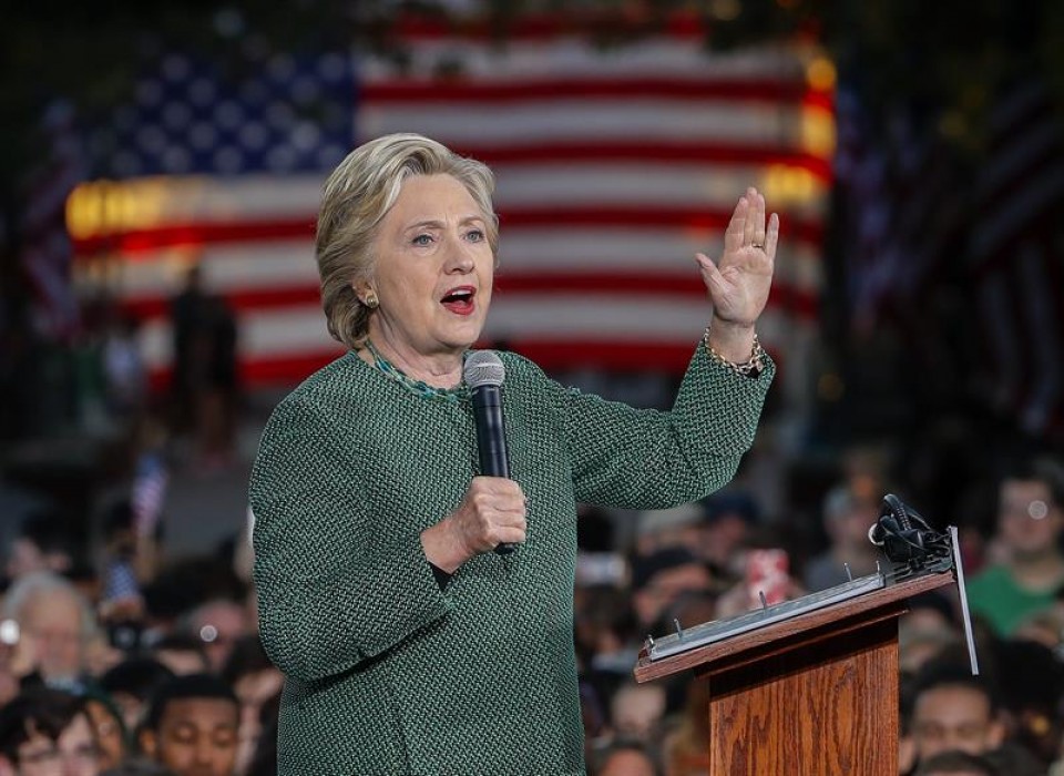 Clinton aventaja a Trump en las encuestas, pero con un estrecho margen