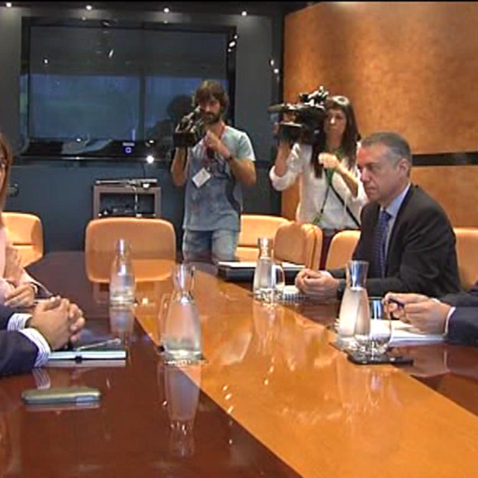 Reunión entre las delegaciones del PNV y del PSE. Foto de archivo: EiTB