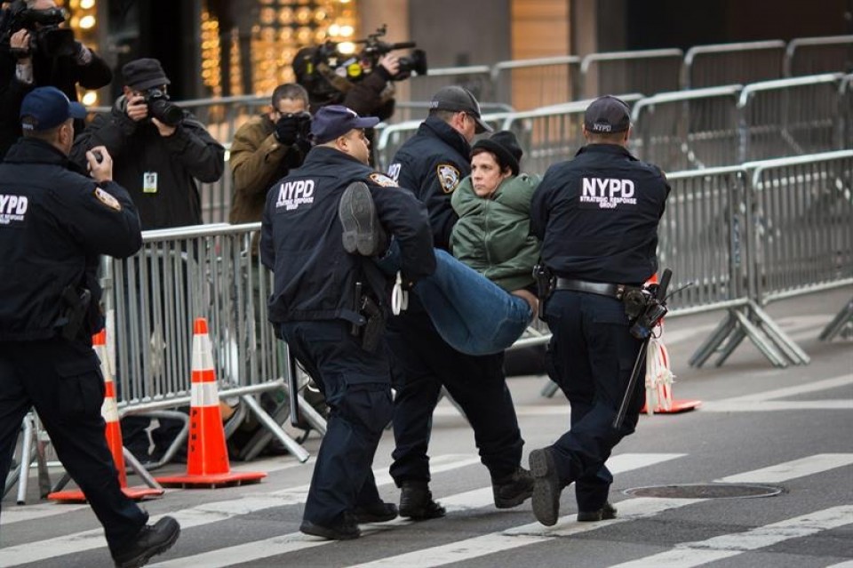 Varios detenidos tras las protestas contra Donald Trump. Foto: EFE