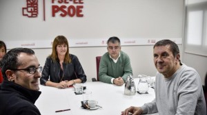 Representantes de EH Bildu y PSE-EE durante la reunión: Foto: EFE