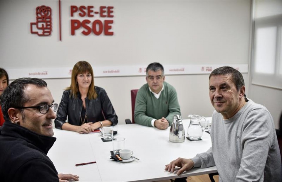 Representantes de EH Bildu y PSE-EE durante la reunión: Foto: EFE