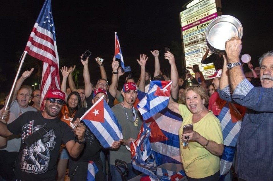 Exiliados cubanos celebran la muerte de Fidel Castro en Miami. Foto: EFE