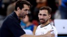20 ENERO | El seleccionador navarro de Chile Mateo Garralda consuela a un jugador durante el Mundial de Balonmano de Francia.