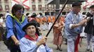 Concentración de blusas y neskas veteranos en la plaza de España. Foto: EFE