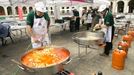Los cocineros de las sociedades gastronómicas preparan una degustación solidaria de patatas con chorizo. Foto: EFE
