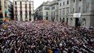 Miles de personas han abarrotado la plaza Sant Jaume. Foto: EFE