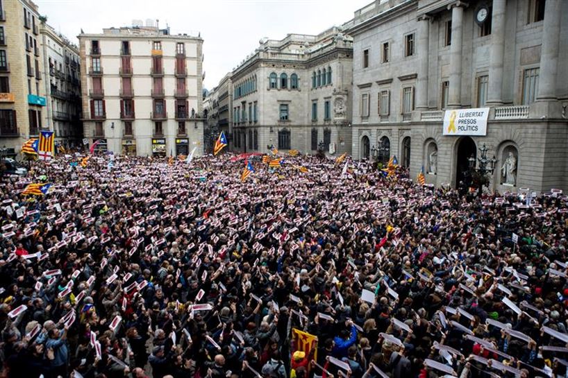 Miles de personas han abarrotado la plaza Sant Jaume. Foto: EFE