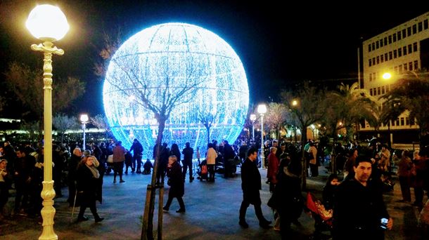 Gabonak Donostia,  Kontxa pasealekuko bola. Navidad San Sebastian, bola del Paseo de La Concha. Foto: JON HERNANDEZ UTRERA