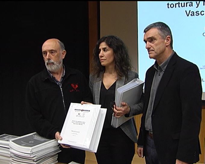 Paco Etxeberria, Laura Pego y Jonan Fernández en la presentación del informe sobre torturas. EFE