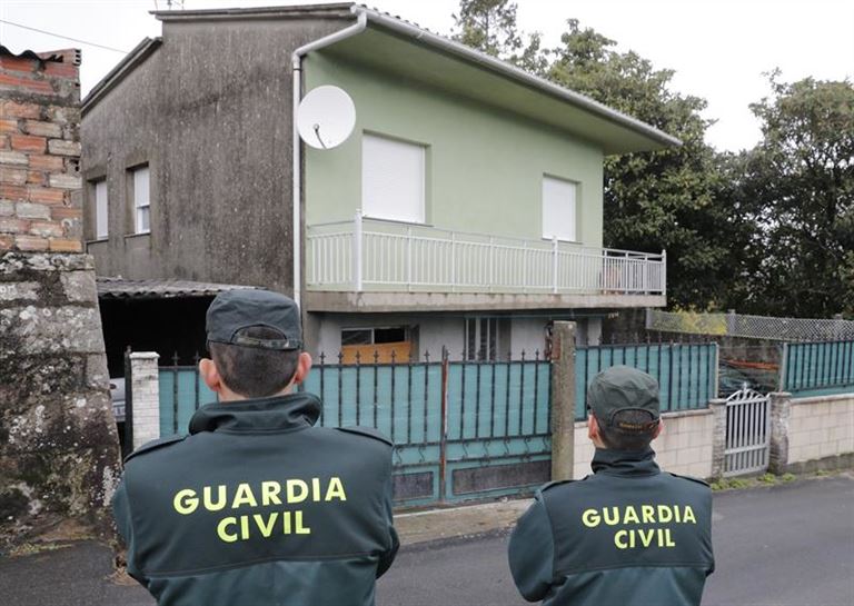 Agentes de la Guardia Civil custodian la casa del hombre detenido. Foto: EFE