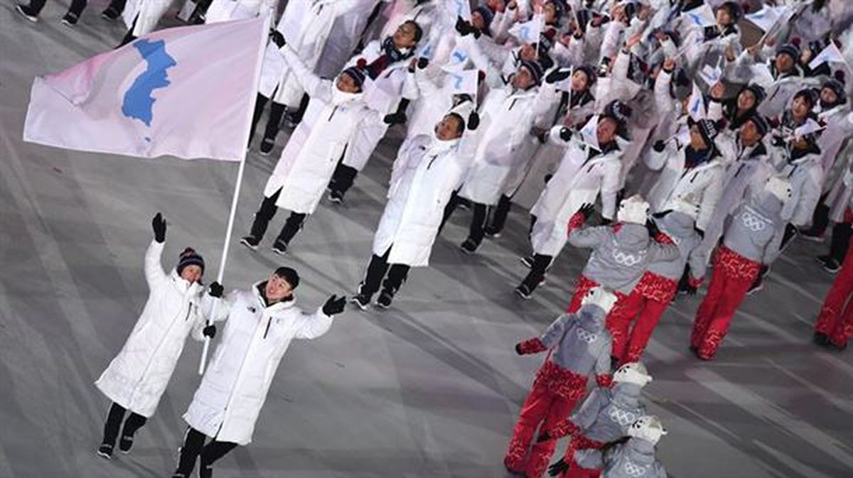 Atletas de Corea del Sur y de Corea del Norte desfilando bajo la misma bandera. Foto: EFE