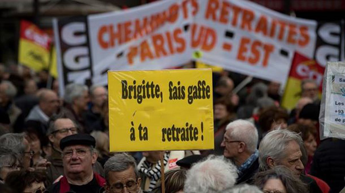 Miles de pensionistas franceses protestan en las calles de París. Foto: EFE
