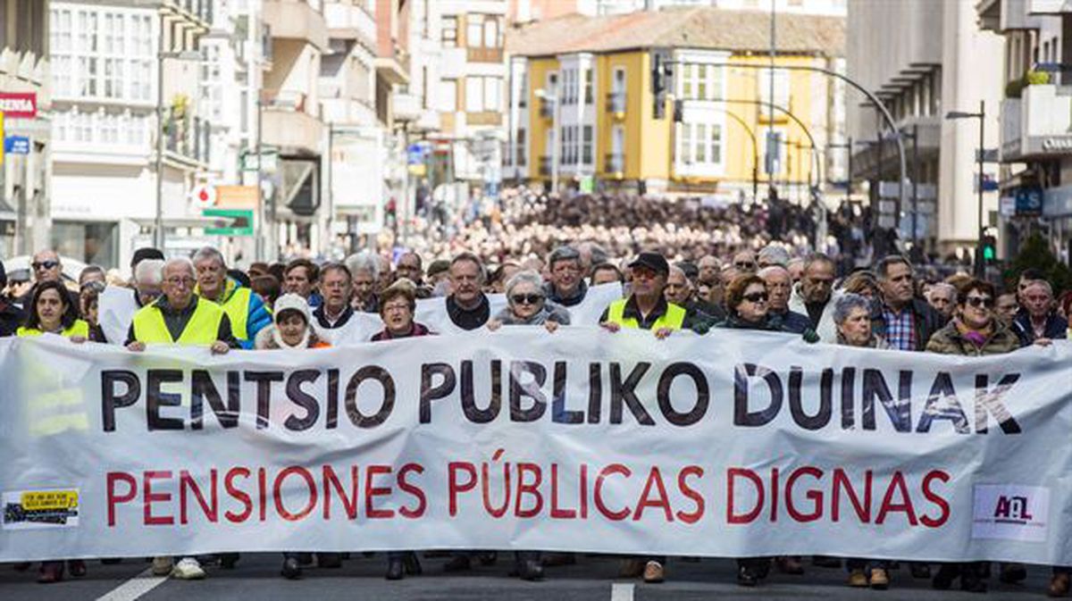 Los pensionistas llenan el centro de Vitoria por unas 'pensiones dignas'