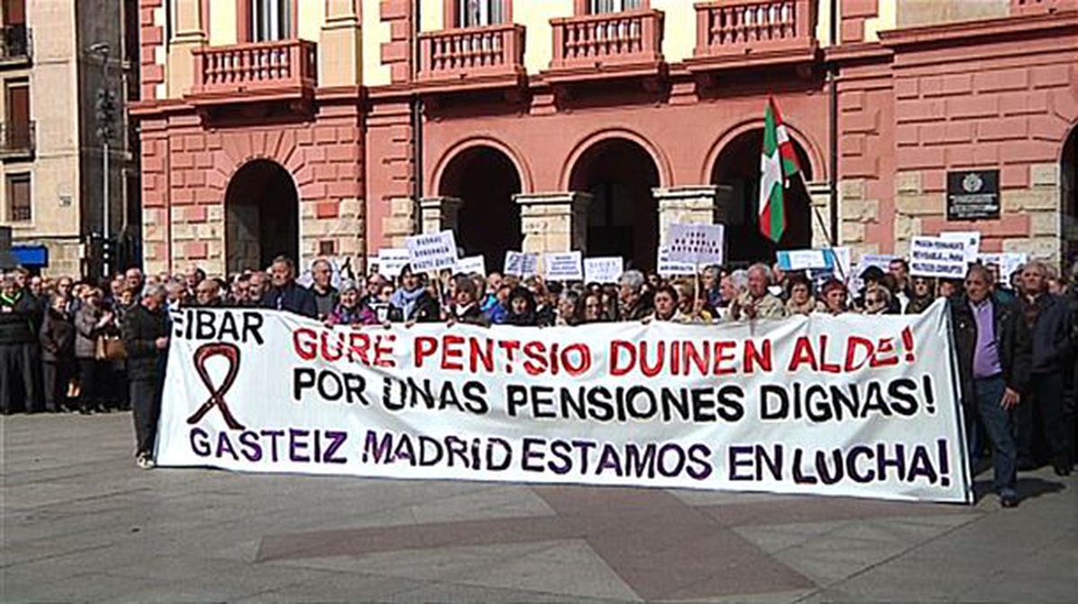 Cientos de personas se manifiestan en Eibar por unas 'pensiones dignas'