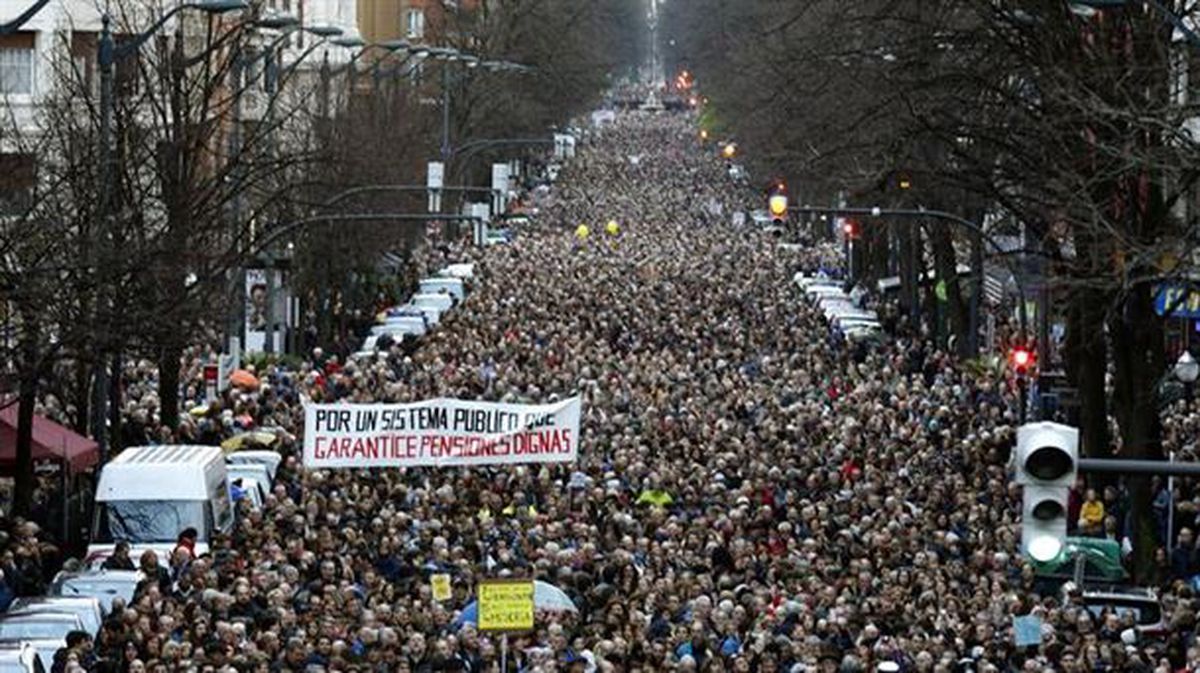 Unos 100.000 pensionistas marchan por un sistema público de pensiones