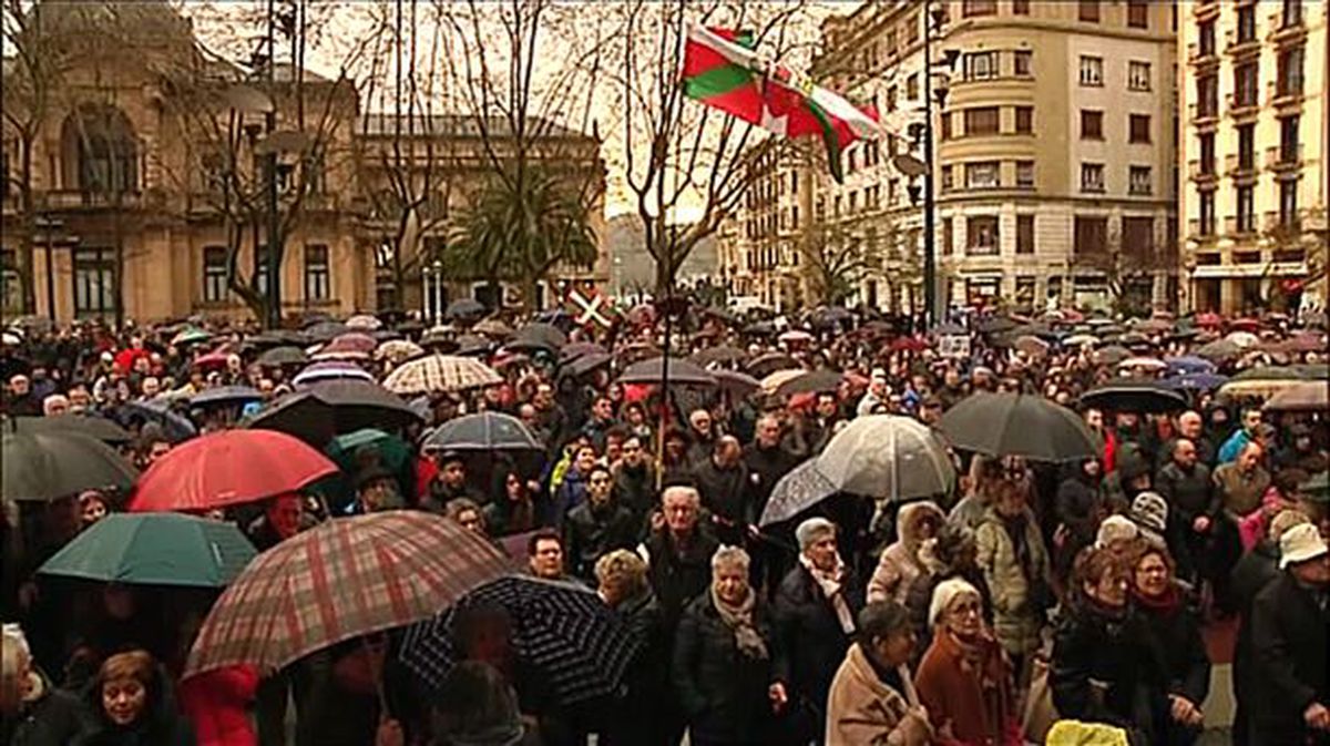 Miles de personas desafían a la lluvia en Donostia por las pensiones dignas
