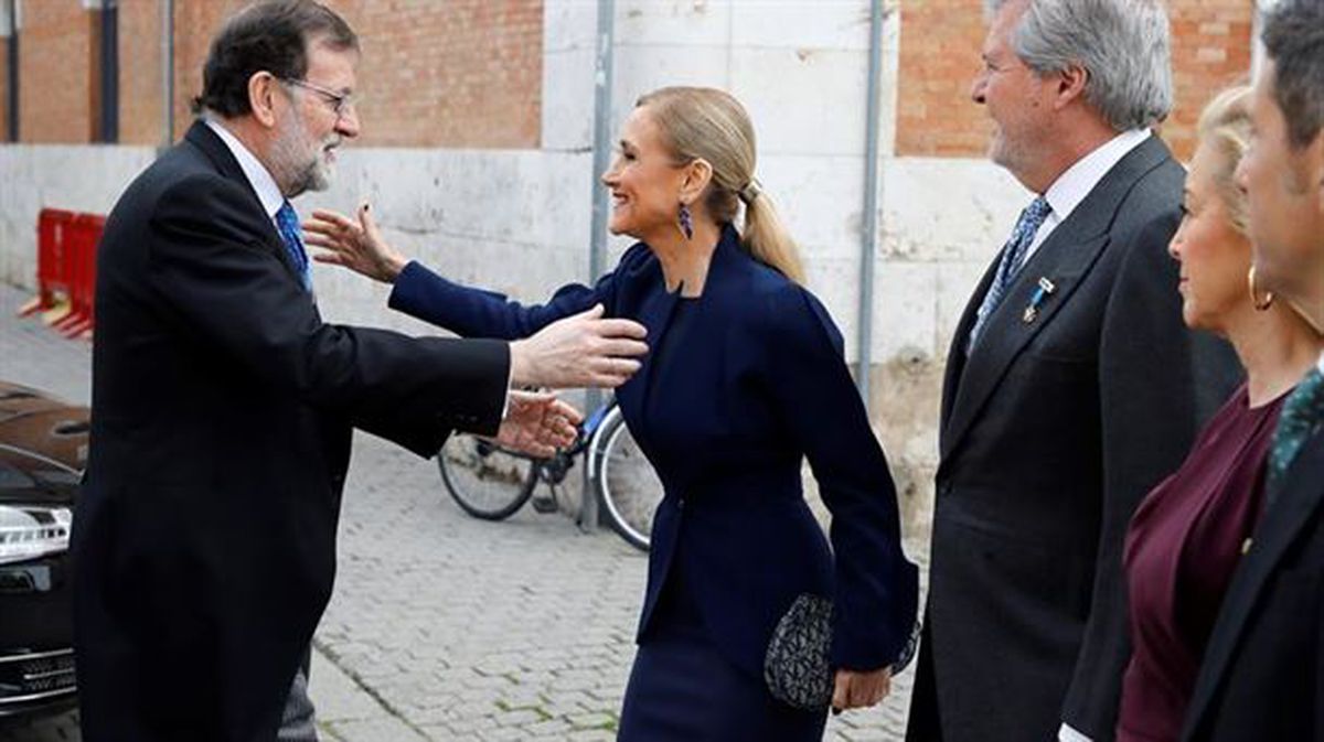 Mariano Rajoy y Cristina Cifuentes, en la entrega del premio Cervantes. EFE
