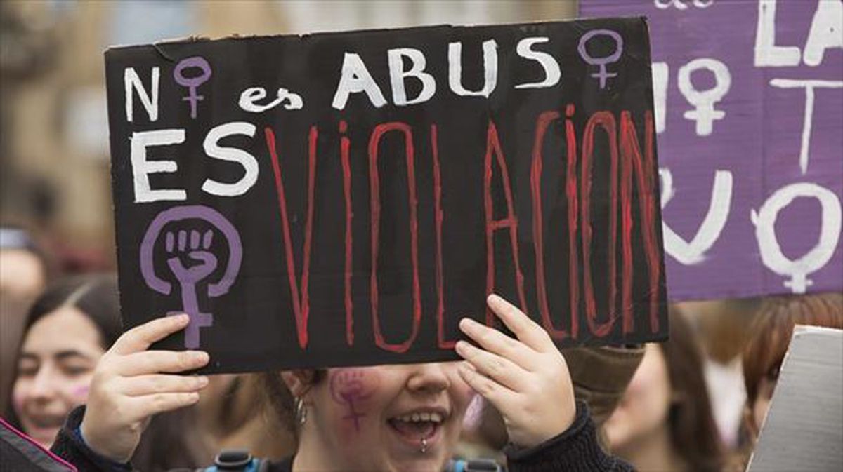 Una joven muestra un cartel con el mensaje "No es abuso, es violación". Foto de archivo: EFE