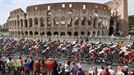 21ª etapa: El pelotón a su paso por el Coliseum de Roma. Foto: EFE