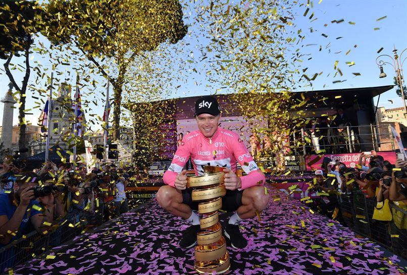 Chris Froome, ganador final del Giro, posa con el trofeo. Foto: EFE