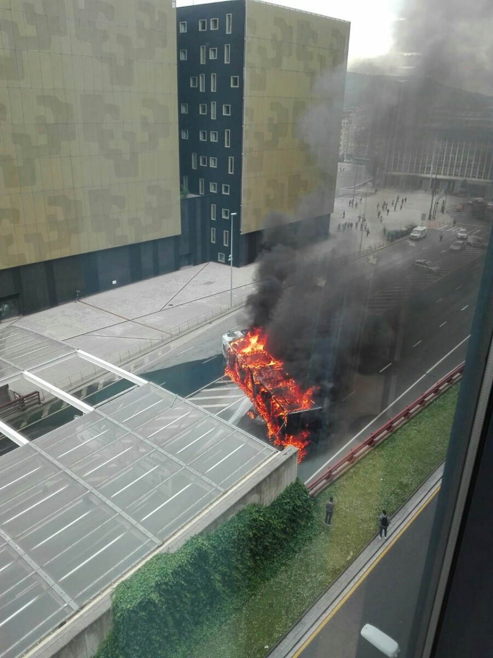 El camión incendiado. Imagen: Eitb.eus